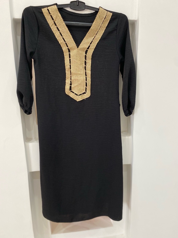 ABAYA noire décolleté V broderie dorée