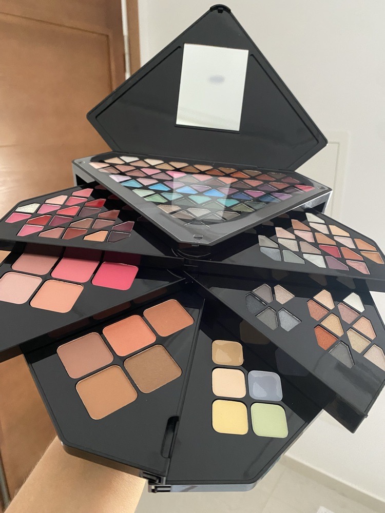 Idée cadeau 🎁 mariée 👰‍♀️ Academy of Colour Vegan Makeup Palette Eyeshadows Lip Gloss Blusher Concealer