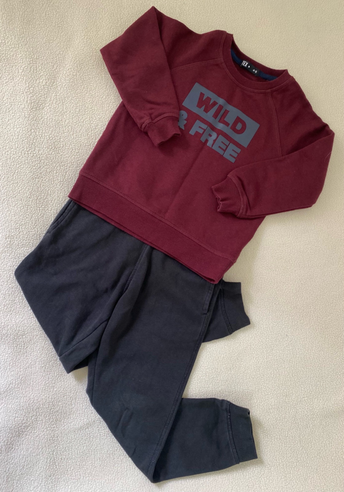 Un pull et pantalon 