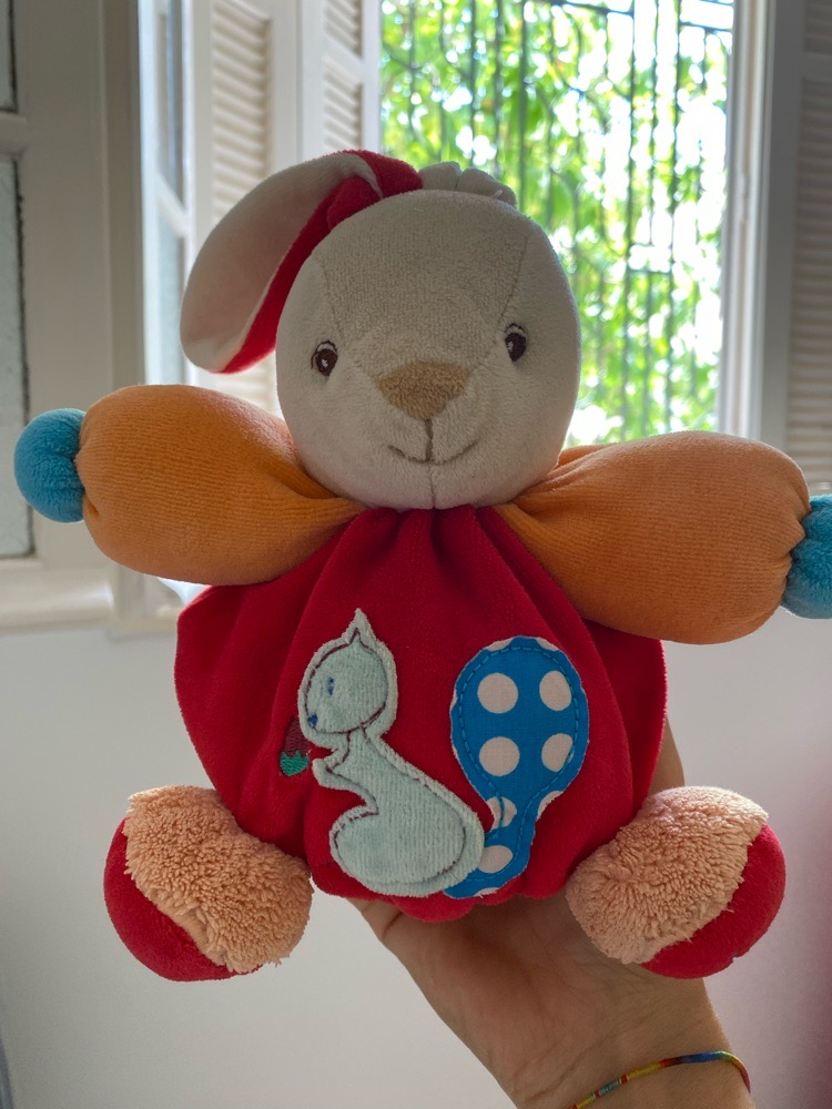 Doudou Lapin Boule Rouge Broderie Ecureuil KALOO