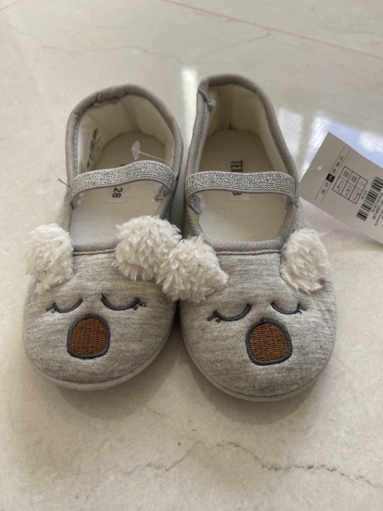 chaussons gris pour fillette