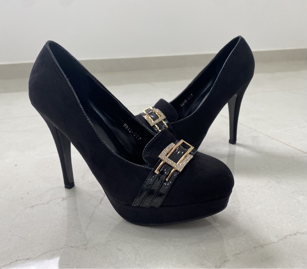Escarpin en daim noir 