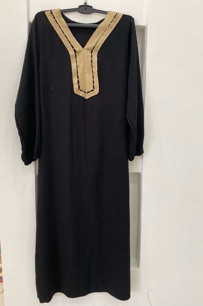 ABAYA noire décolleté V broderie dorée