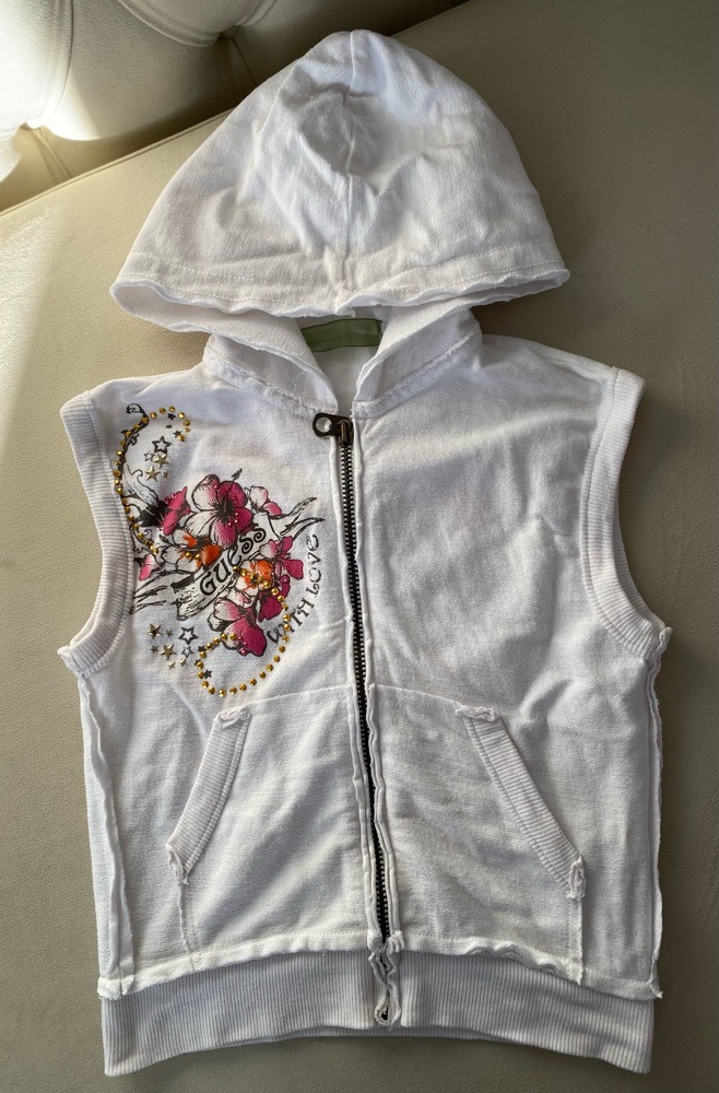 Très jolie sweat à capuche sans manches 