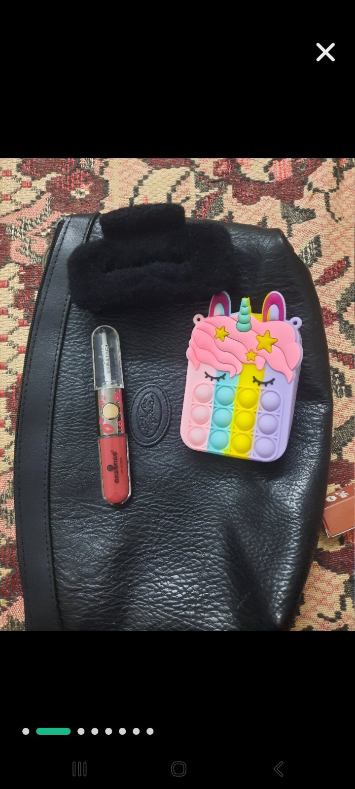 Glosse tt neuf avec des cadeaux 🎁  sac de maquillage Victoria cuir en tres bon état et un pince a cheveux + mini trousse d'argent 