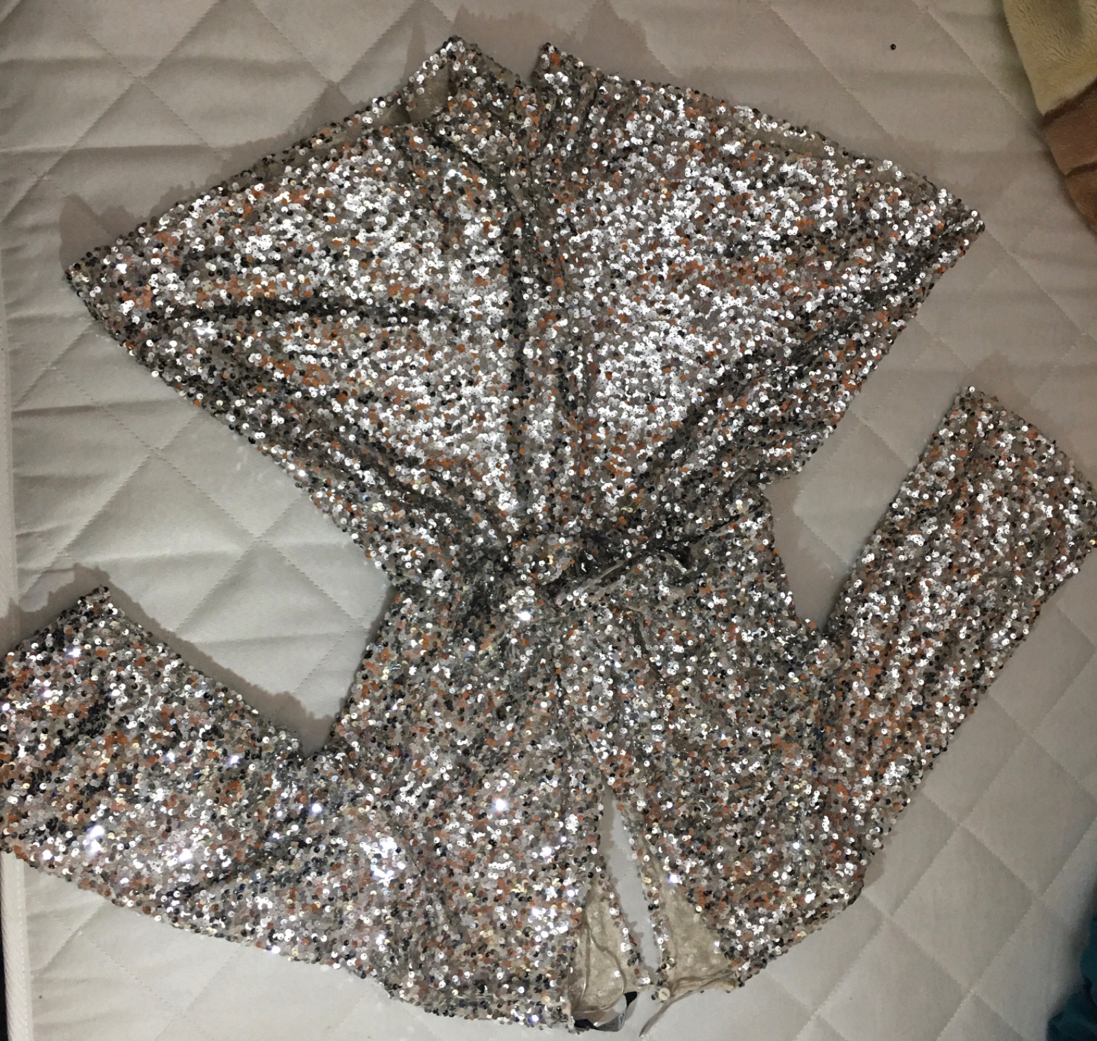 Robe courte entièrement couverte de sequins brillants