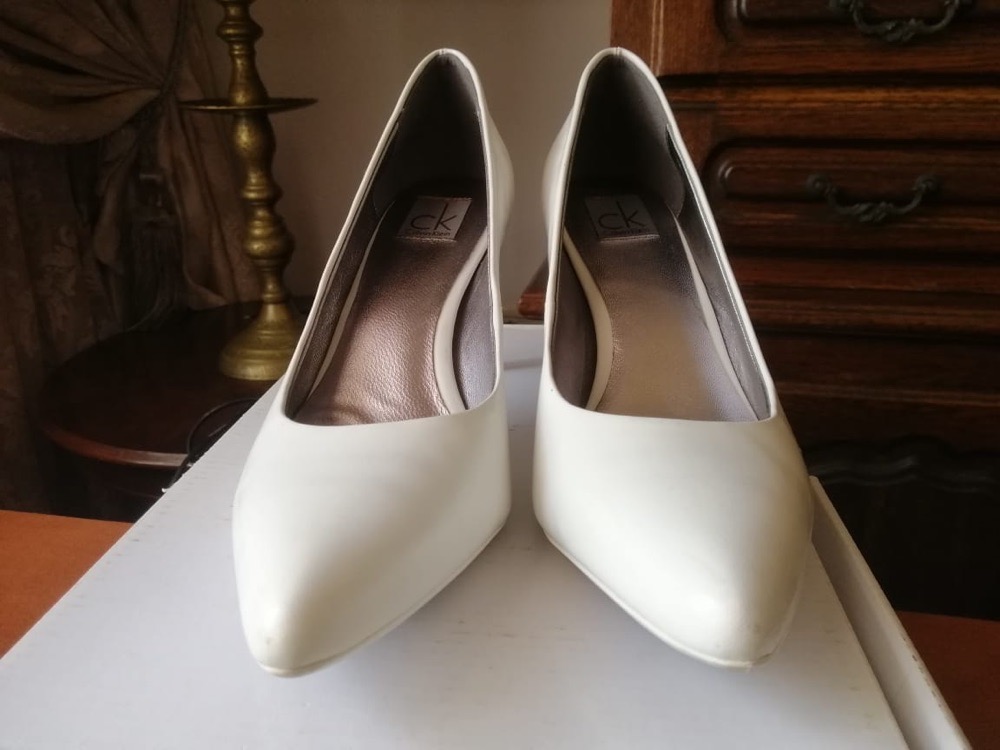 Escarpins en cuir blanc Calvin klein portée une seul fois pour un évènement de mariage 