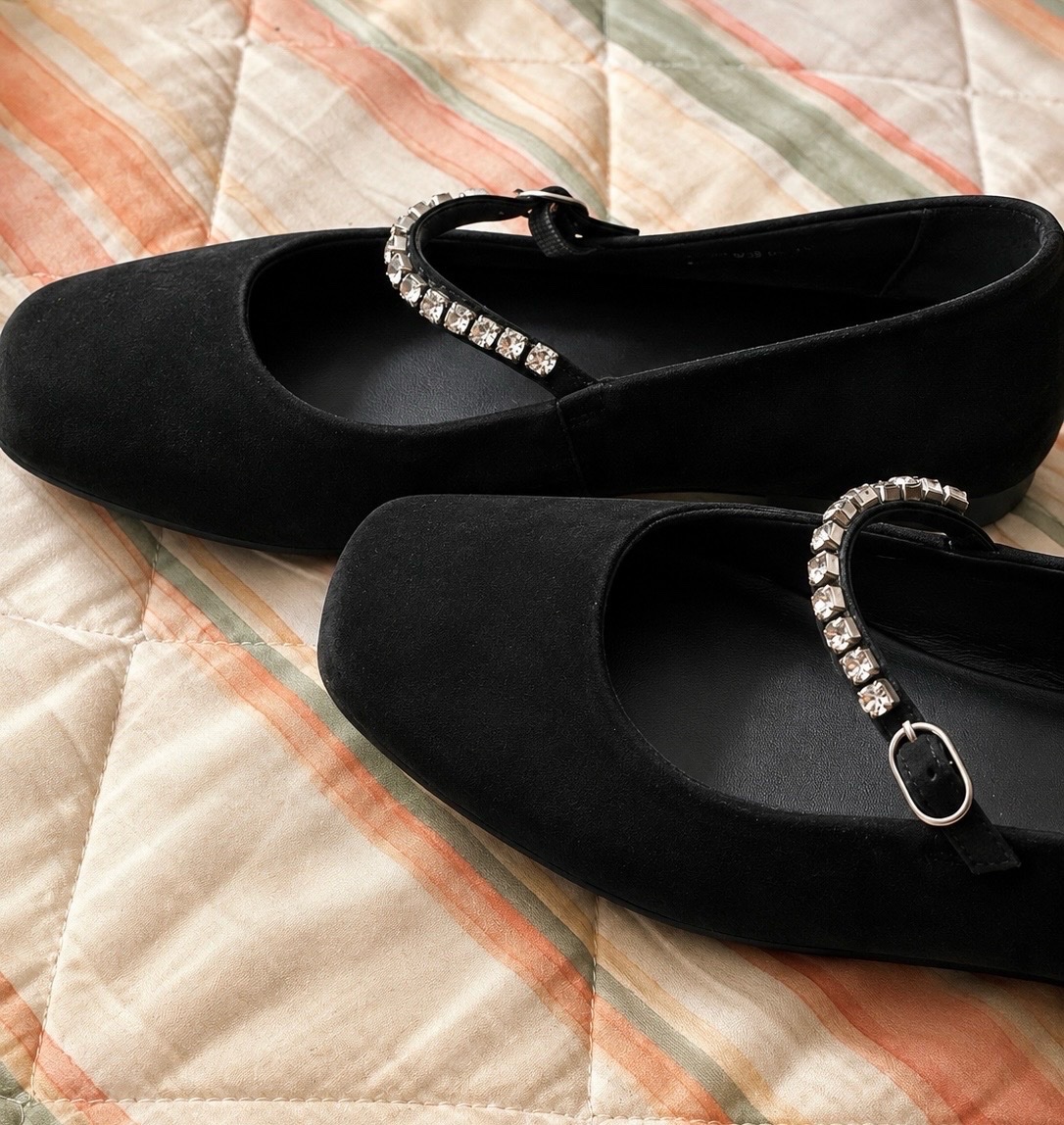 Chaussures plates type ballerines en daim 