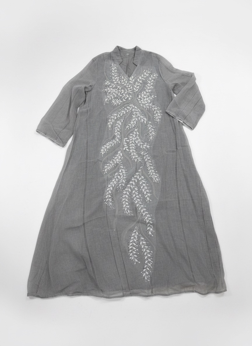 Robe longue et fluide, avec un style à la fois élégant et artisanal