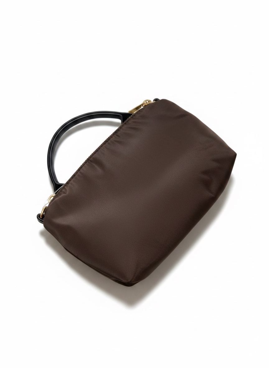 Un petit sac Primark marron trés pratique 