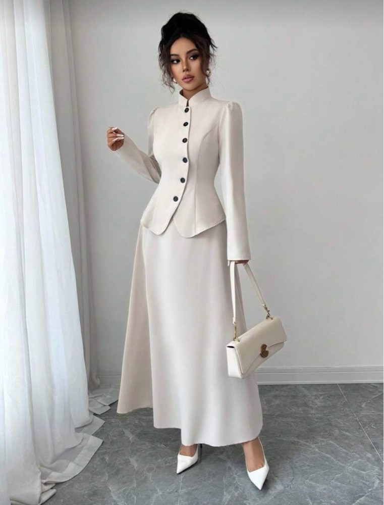 Ensemble femme automne style élégant vintage avec décorations de boutons
