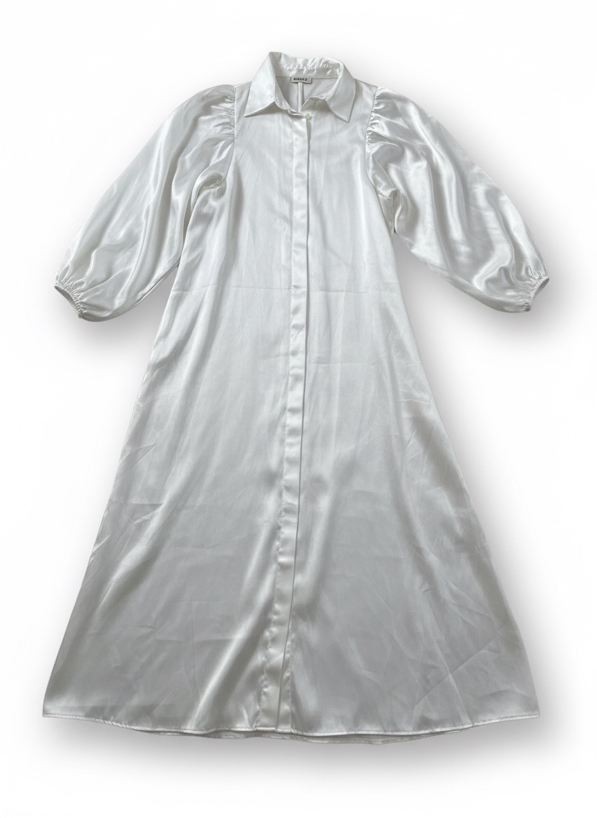 Robe blanche  avec un effet satinee