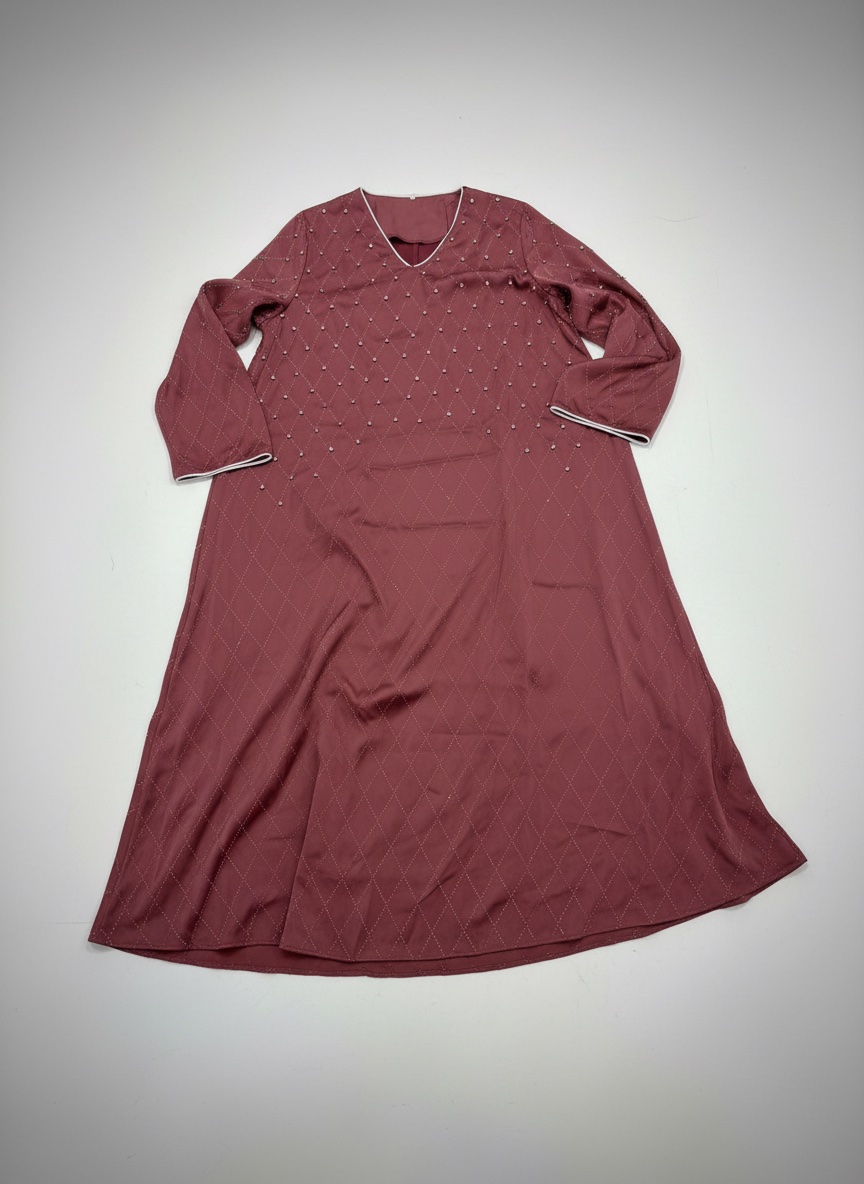 Élégant robe ,sobre et habillé, adapté à des occasions comme une soirée, une fête ou une cérémonie.