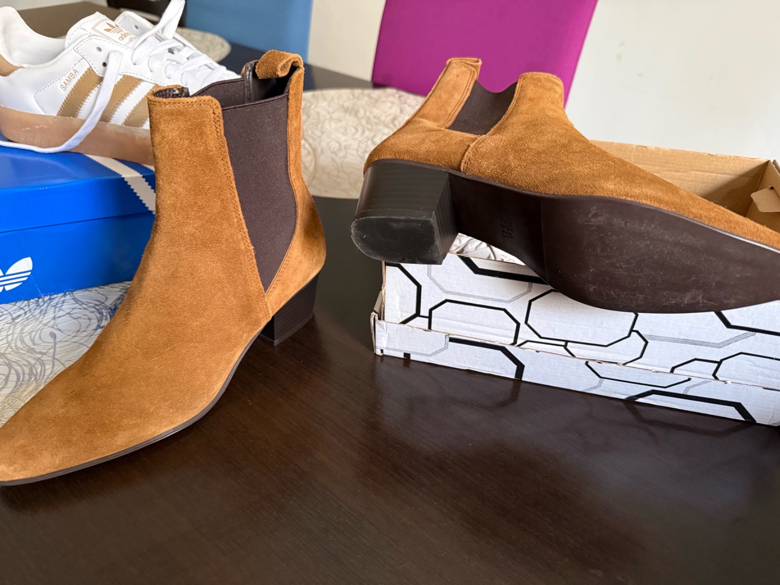 Des boots cuir daim ZARA