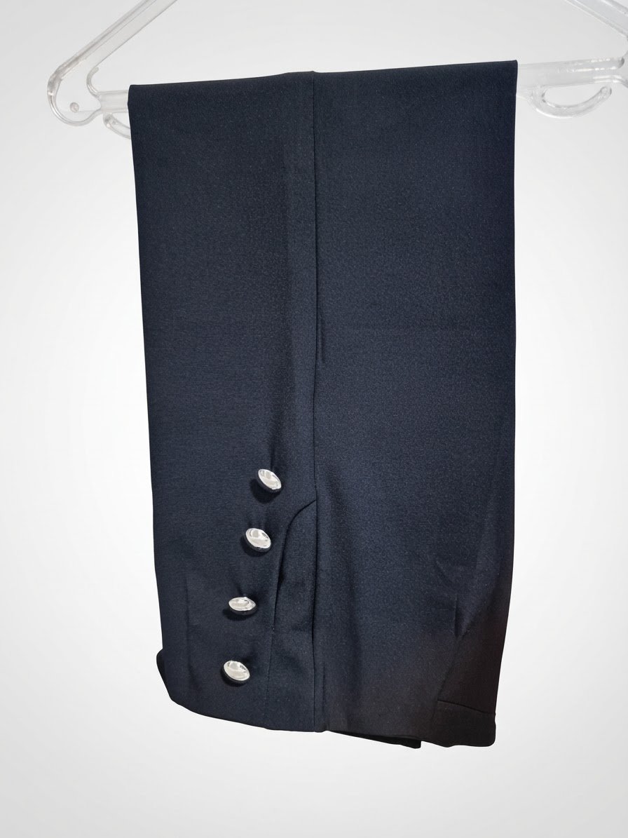 Pantalon noir avec des boutons argenté 