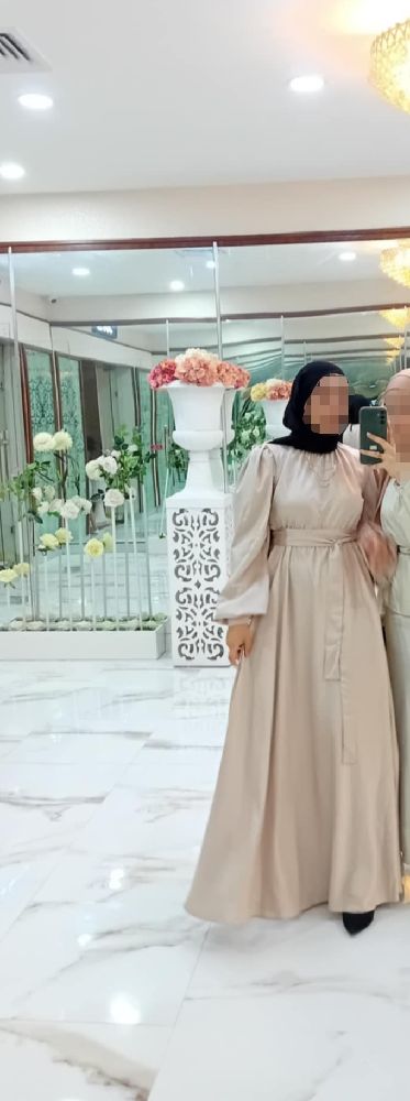Robe beige élégante au tissu satiné 