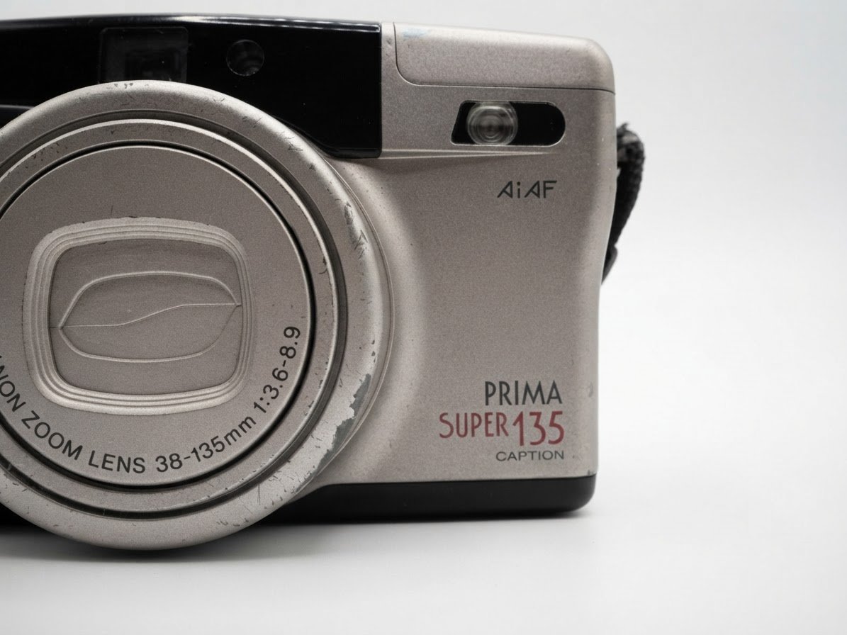 Un appareil photo argentique Canon Prima Super 135 d'origine en très bonne état juste la pellicule et la batterie qui manque 
