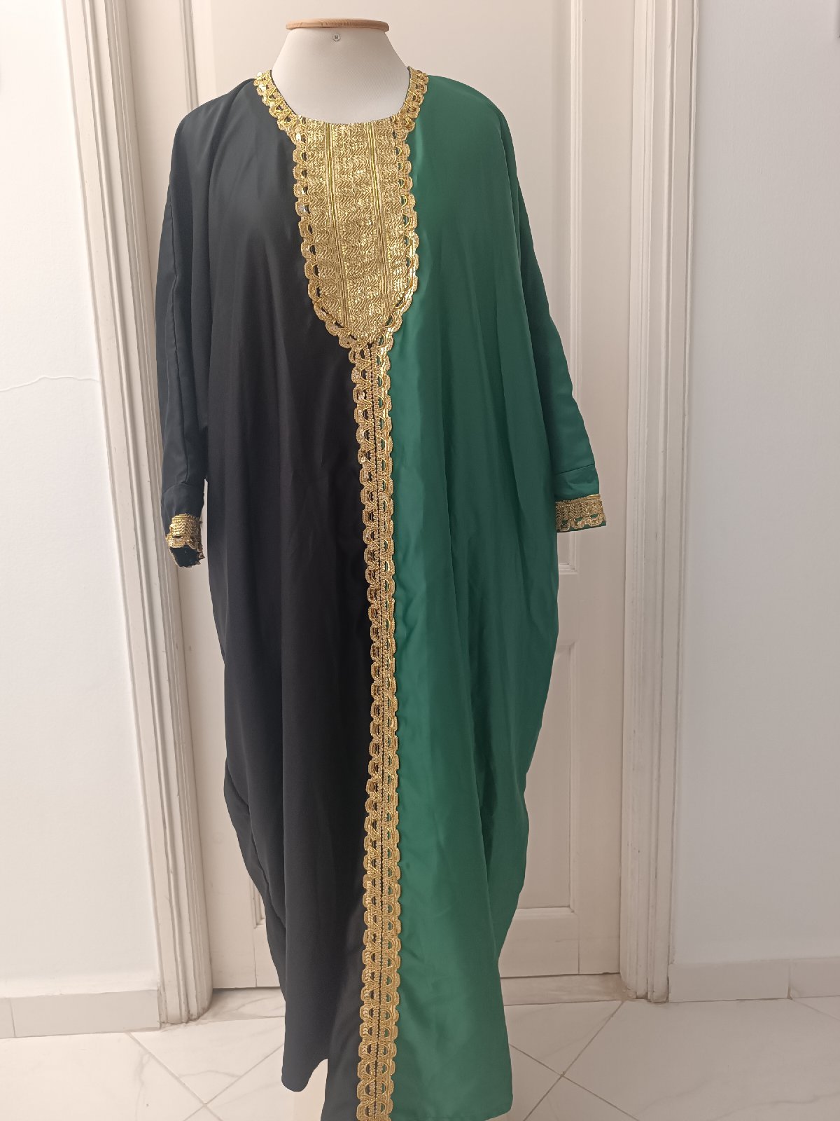 Caftan satiné brodé 