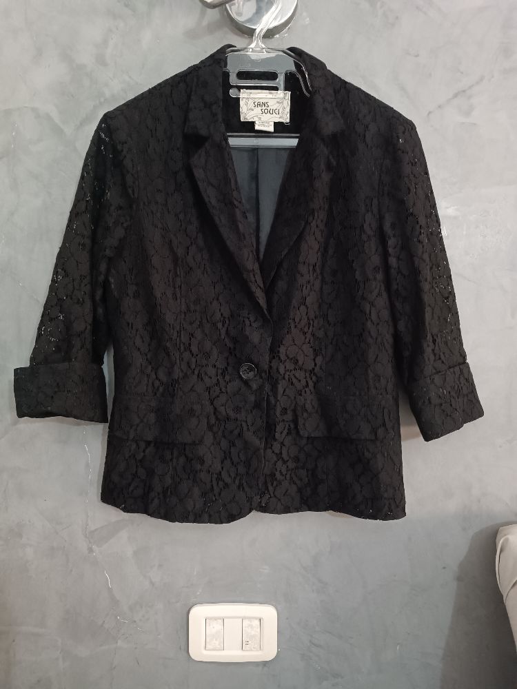 Veste dentelle manches trois quarts 