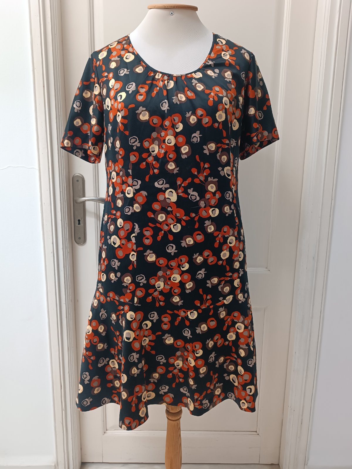 Robe satinée fleurie 