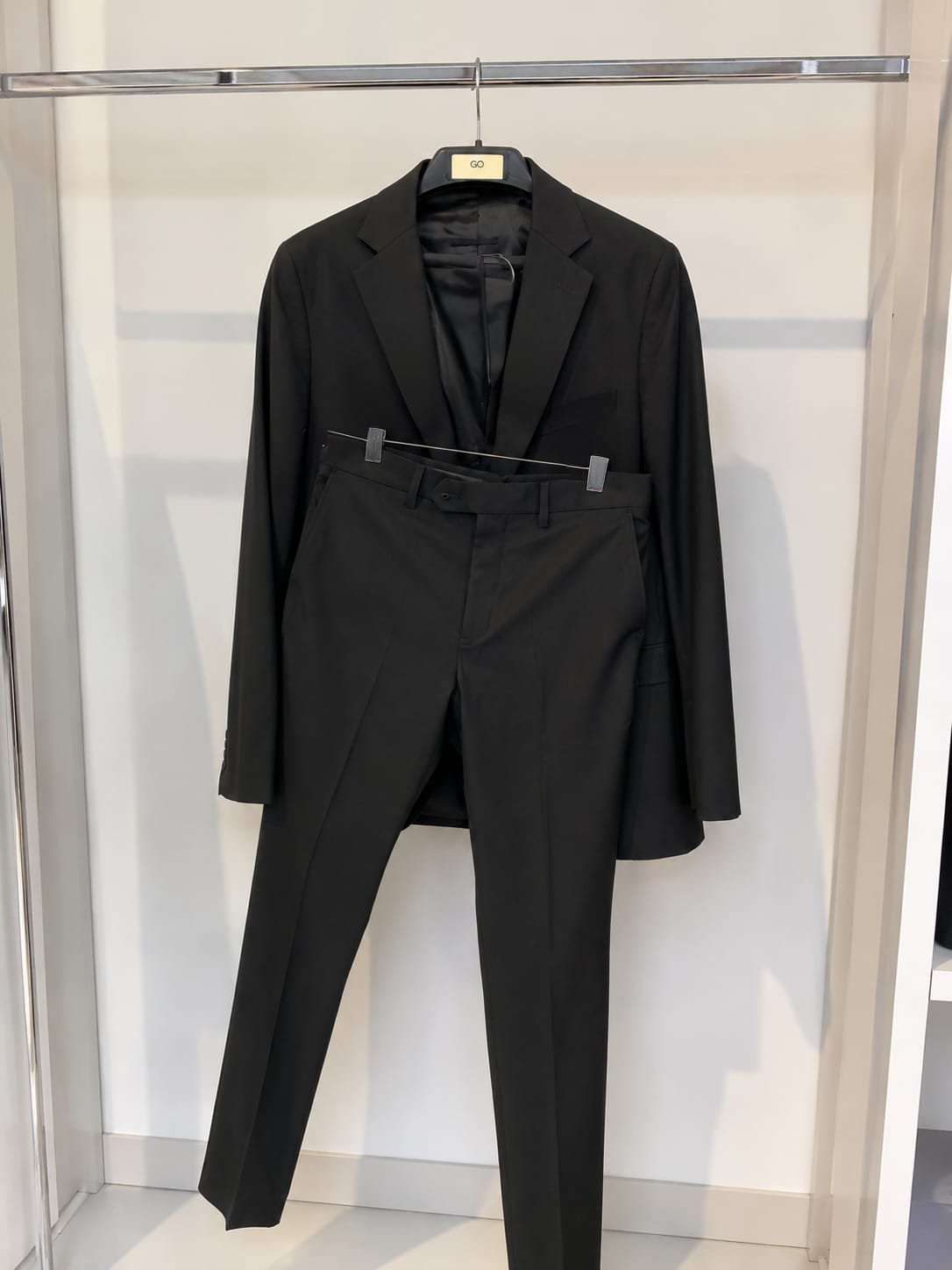 Costume noir pour l'homme 
