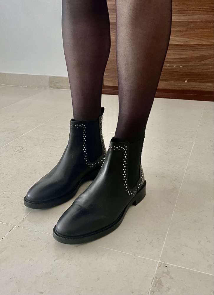 Bottines noires et cloutées
