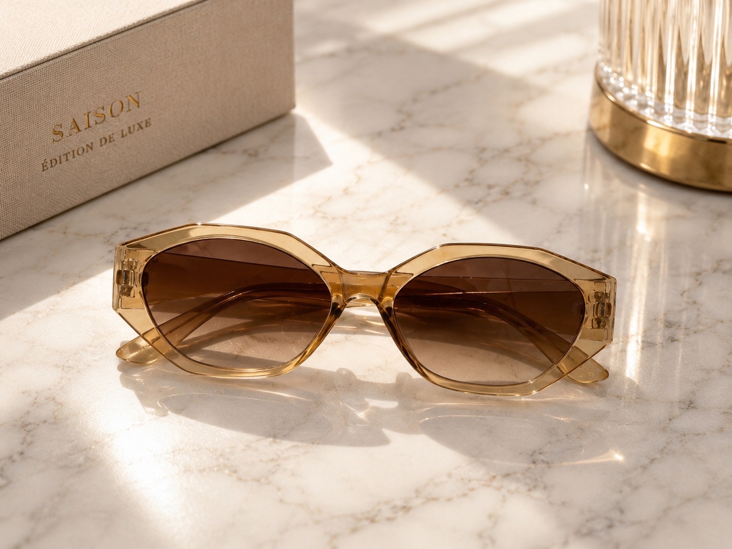 Lunettes de soleil géométriques translucides