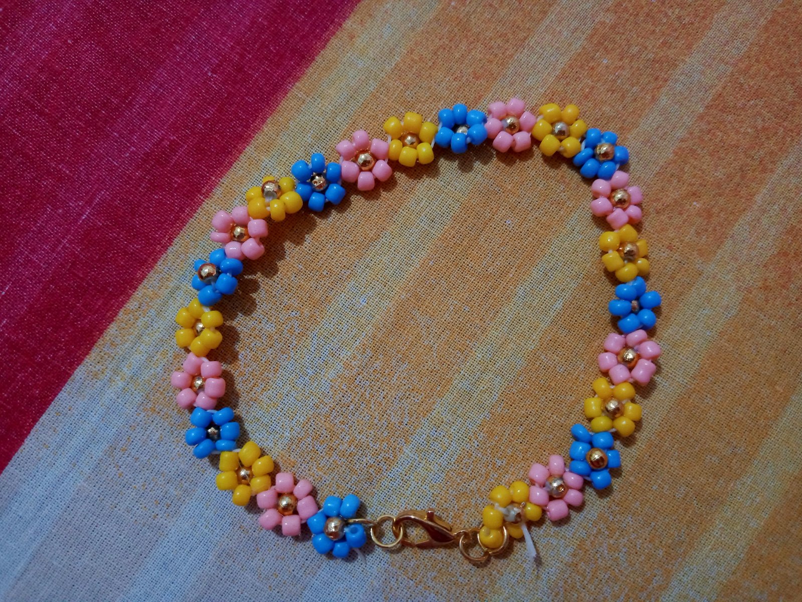 Bracelet estival avec fleurs colorées, élégant et plein de fraîcheur. 