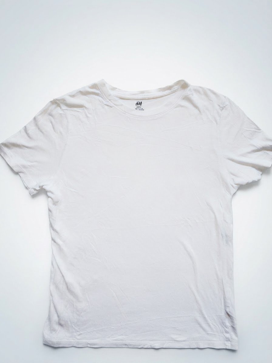 Mettez en valeur votre style quotidien avec ce t-shirt blanc HA (Hamadi Abid) 100% coton, un basique incontournable et d'une douceur exceptionnelle. Sa coupe classique et sa couleur épurée s'adaptent facilement à toutes vos tenues🤍