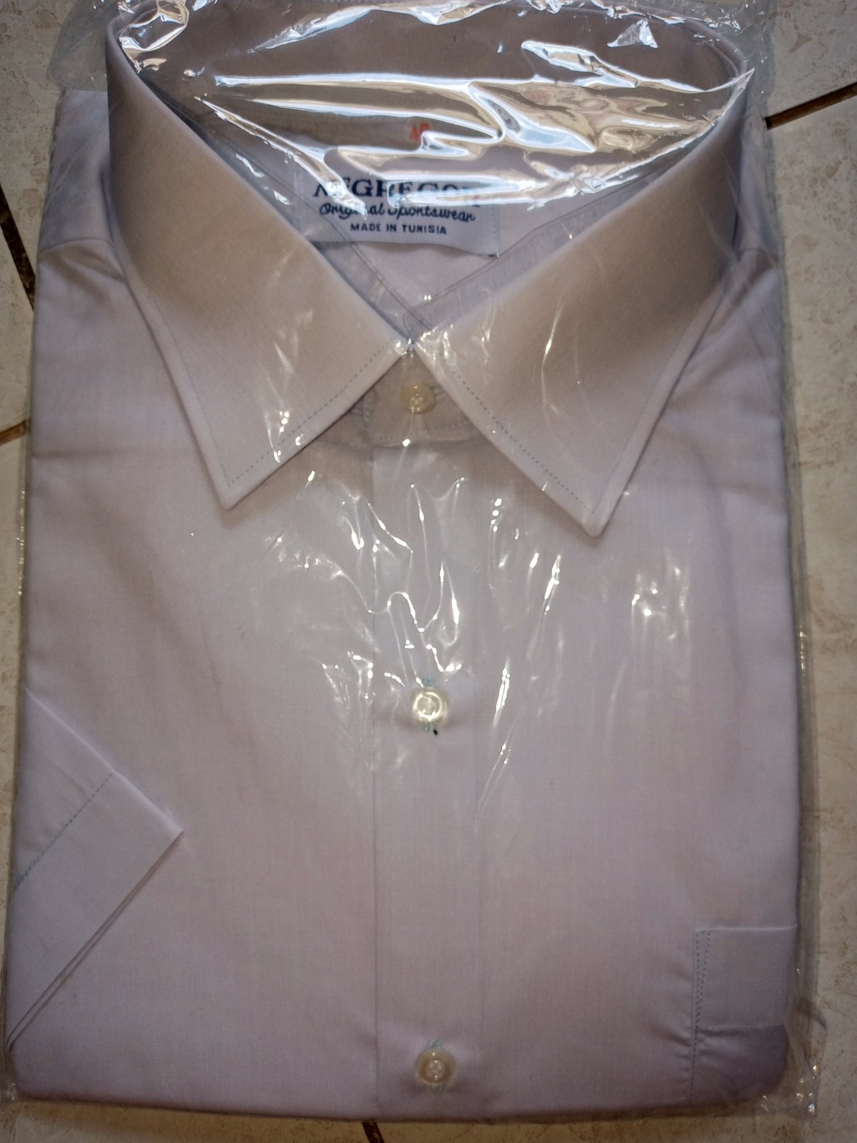 Chemise pour homme de couleur bleu clair, élégante et moderne. Elle apporte une touche fraîche et chic