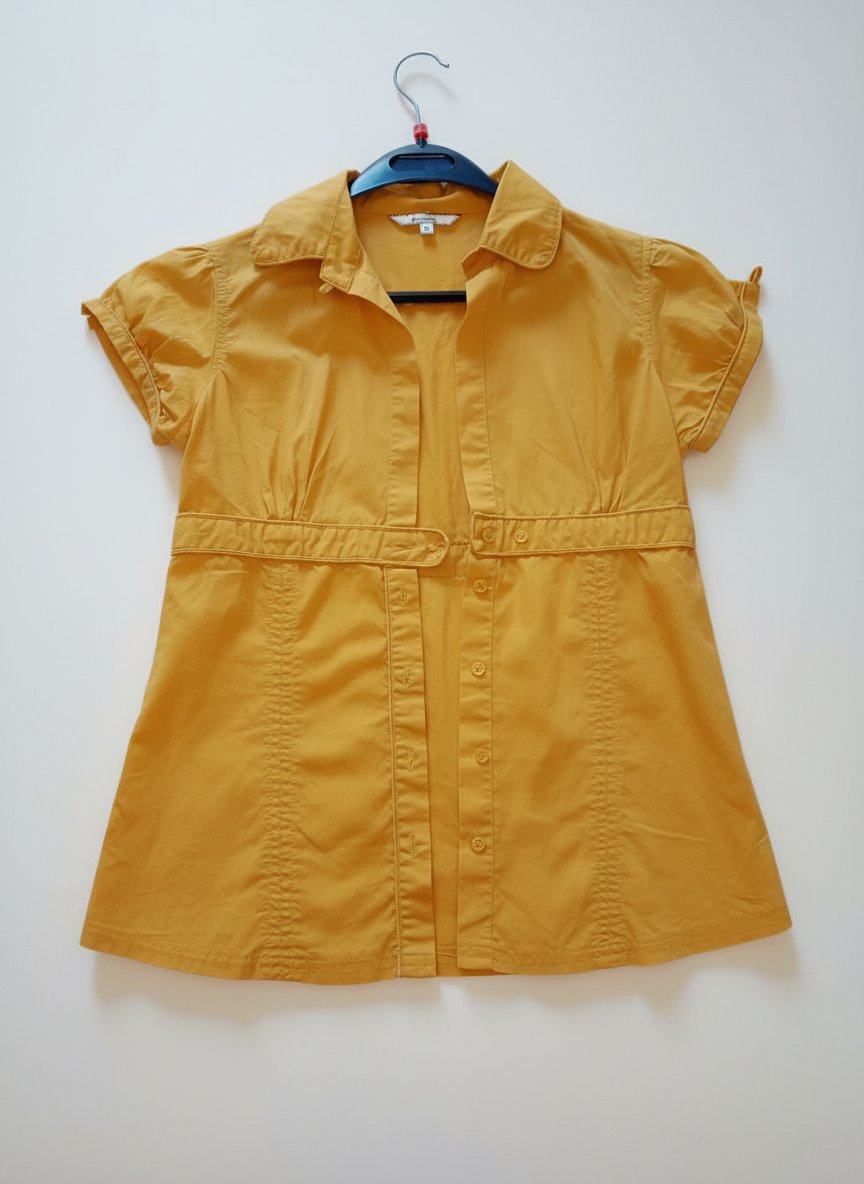 Chemise féminine orange éclatante, élégante et lumineuse, qui apporte une touche de fraîcheur et de style à n’importe quelle tenue. Parfaite pour un look chic et moderne au quotidien.