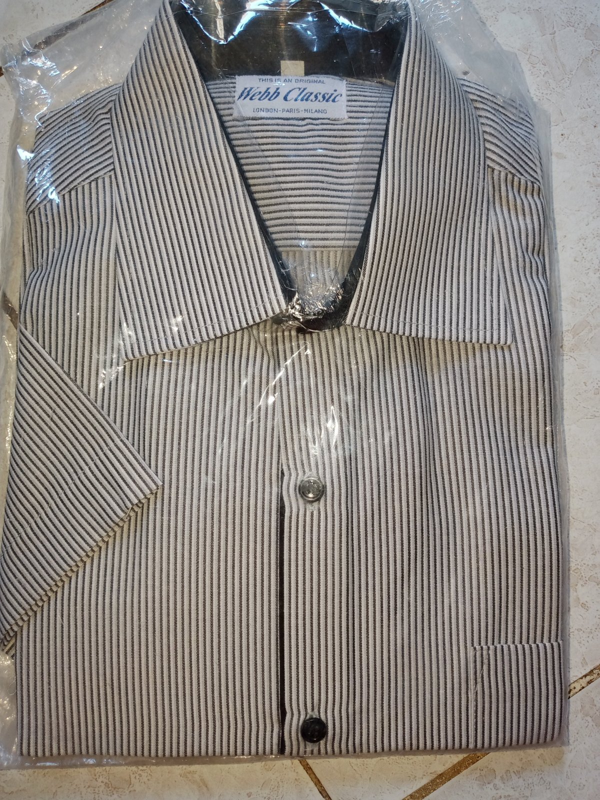 Chemise pour homme à rayures, élégante et moderne.