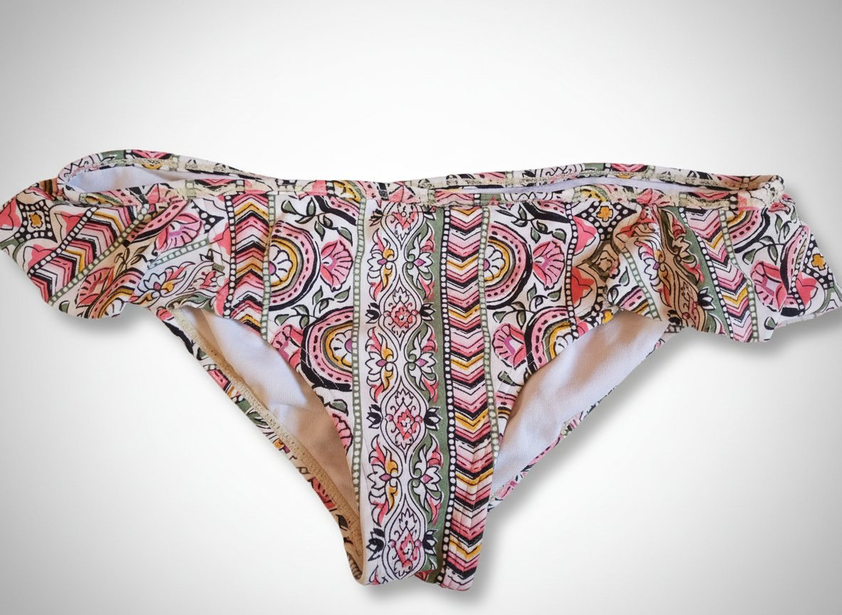 Joli slip de bain aux motifs colorés et élégants. Confortable et léger, il épouse bien le corps pour un bon maintien