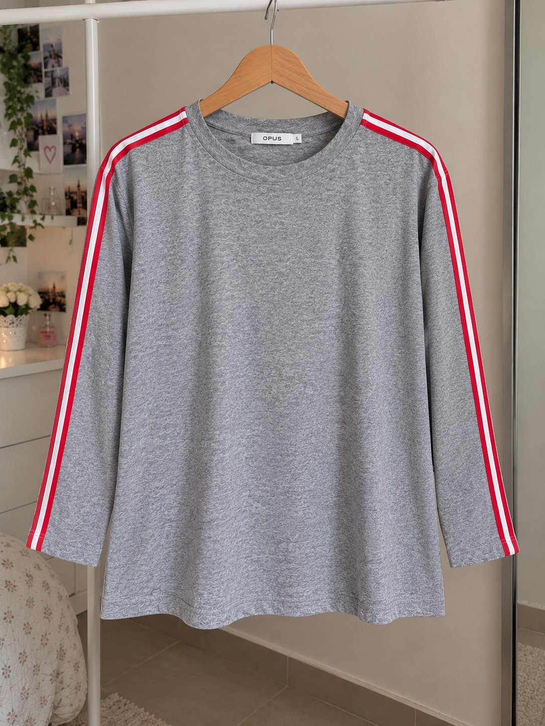 Joli pull gris OPUS avec bandes rouges et blanches sur les manches. Coupe décontractée et style sportif chic, facile à assortir avec un jean pour un look tendance au quotidien. ❤️