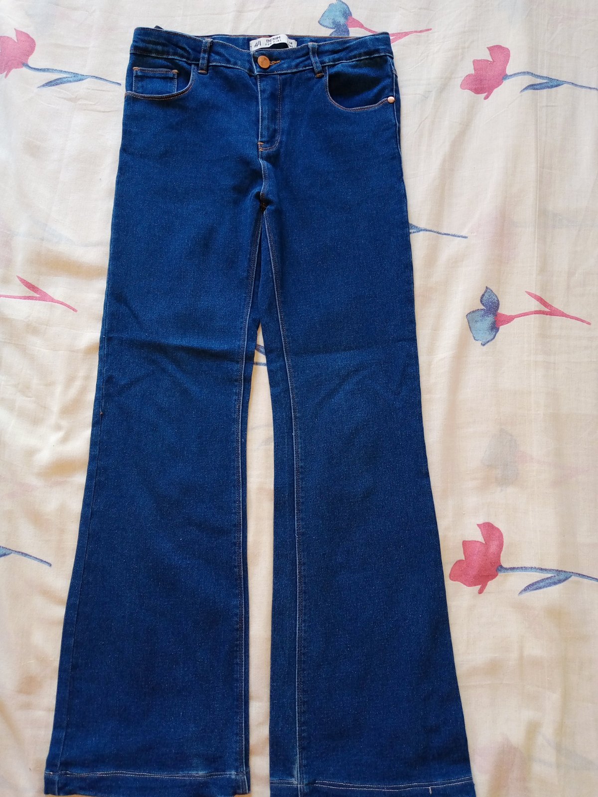 Jean bleu coupe padéléfant, élégant et confortable, offrant un style moderne et décontracté à la fois. Idéal pour 14 ans,
