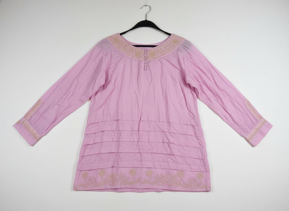 Blouse lilas en tissu léger et confortable, idéale pour la saison printemps-été