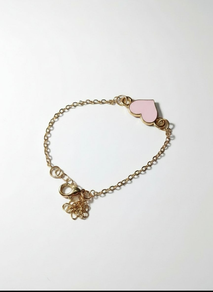 Un bracelet élégant orné au centre d’un cœur rose brillant
