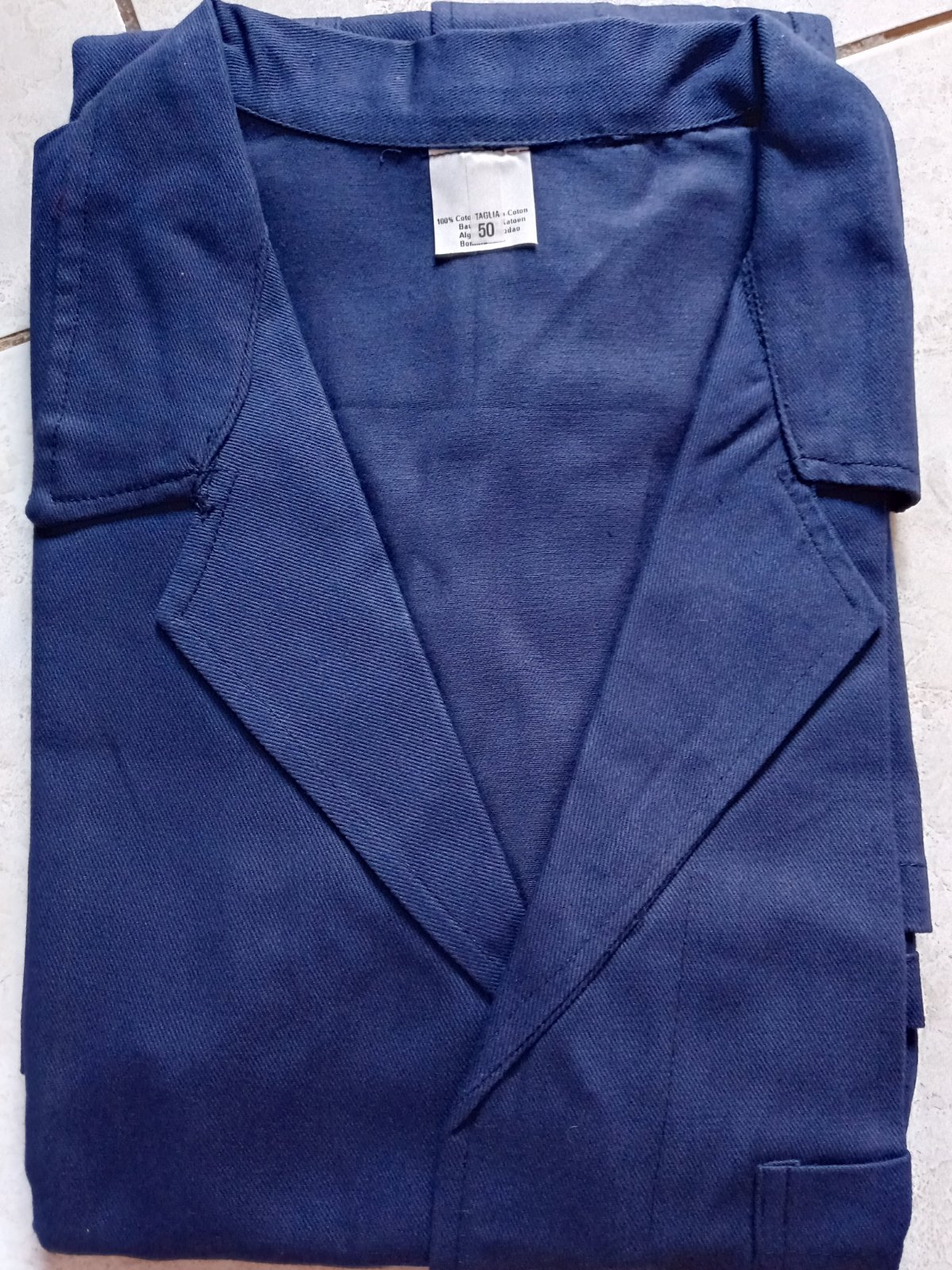 Blouse de travail pour mécanicien ou employés de kiosque, de couleur bleue. Pratique et résistante, elle est conçue pour un usage quotidien et offre un bon confort pendant le travail. 