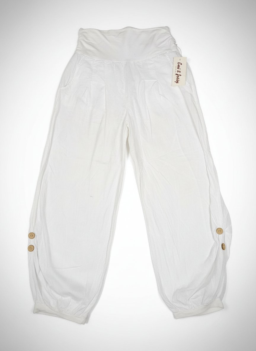 Pantalon d’été fluide et moderne, en tissu léger et respirant. Coupe large confortable avec taille élastique pour un bon maintien et un confort optimal par temps chaud.