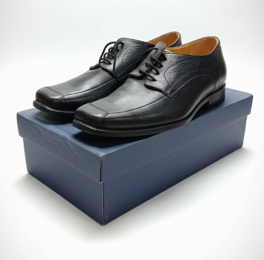 Chaussure pour homme en cuir noir, élégante et moderne. Elle s’adapte parfaitement à toutes les sorties, que ce soit au quotidien ou pour les occasions spéciales