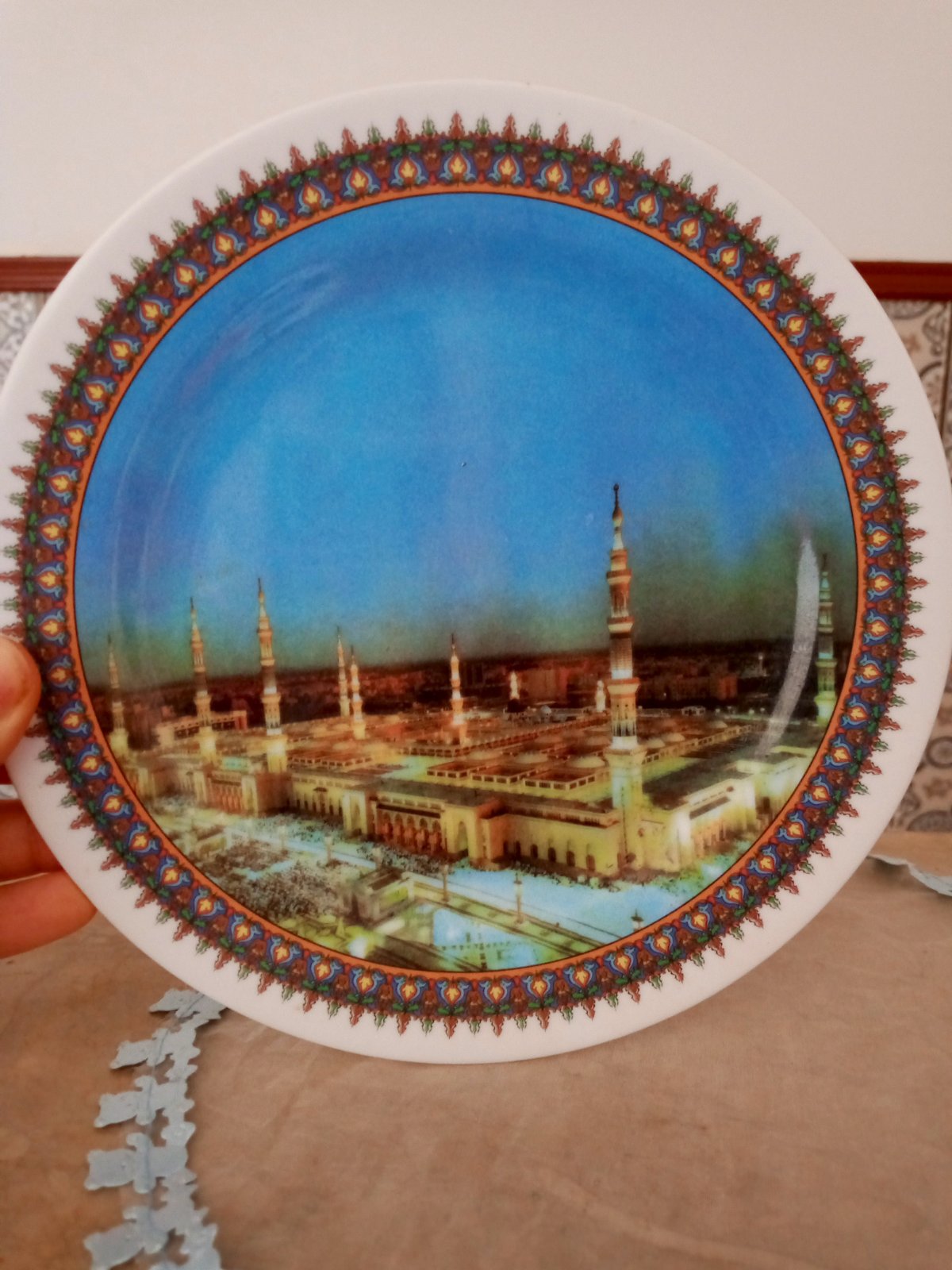 Assiette décorative élégante ornée d’une image de La Mecque, conçue uniquement pour la décoration et non pour l’usage alimentaire.