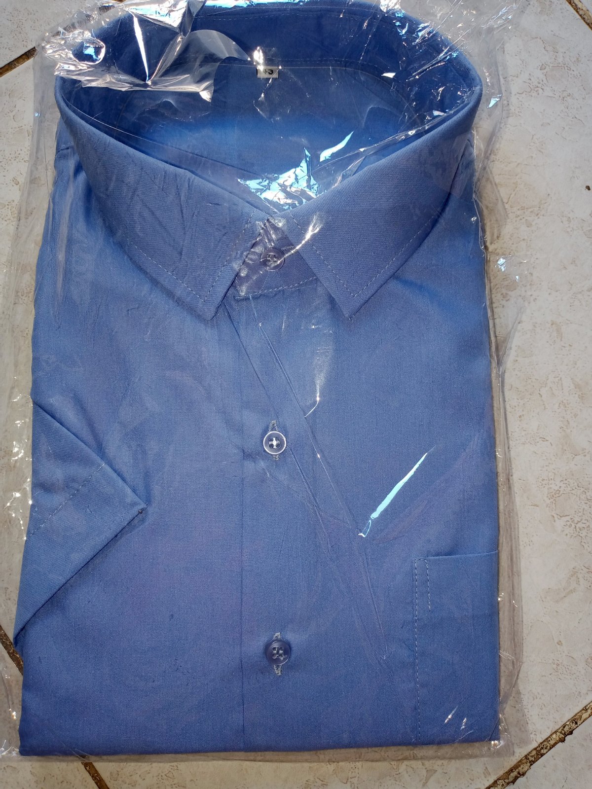 Chemise pour homme de couleur bleu, élégante et moderne. Elle offre un style raffiné et s’adapte parfaitement aux sorties, au travail ou aux occasions spéciales
