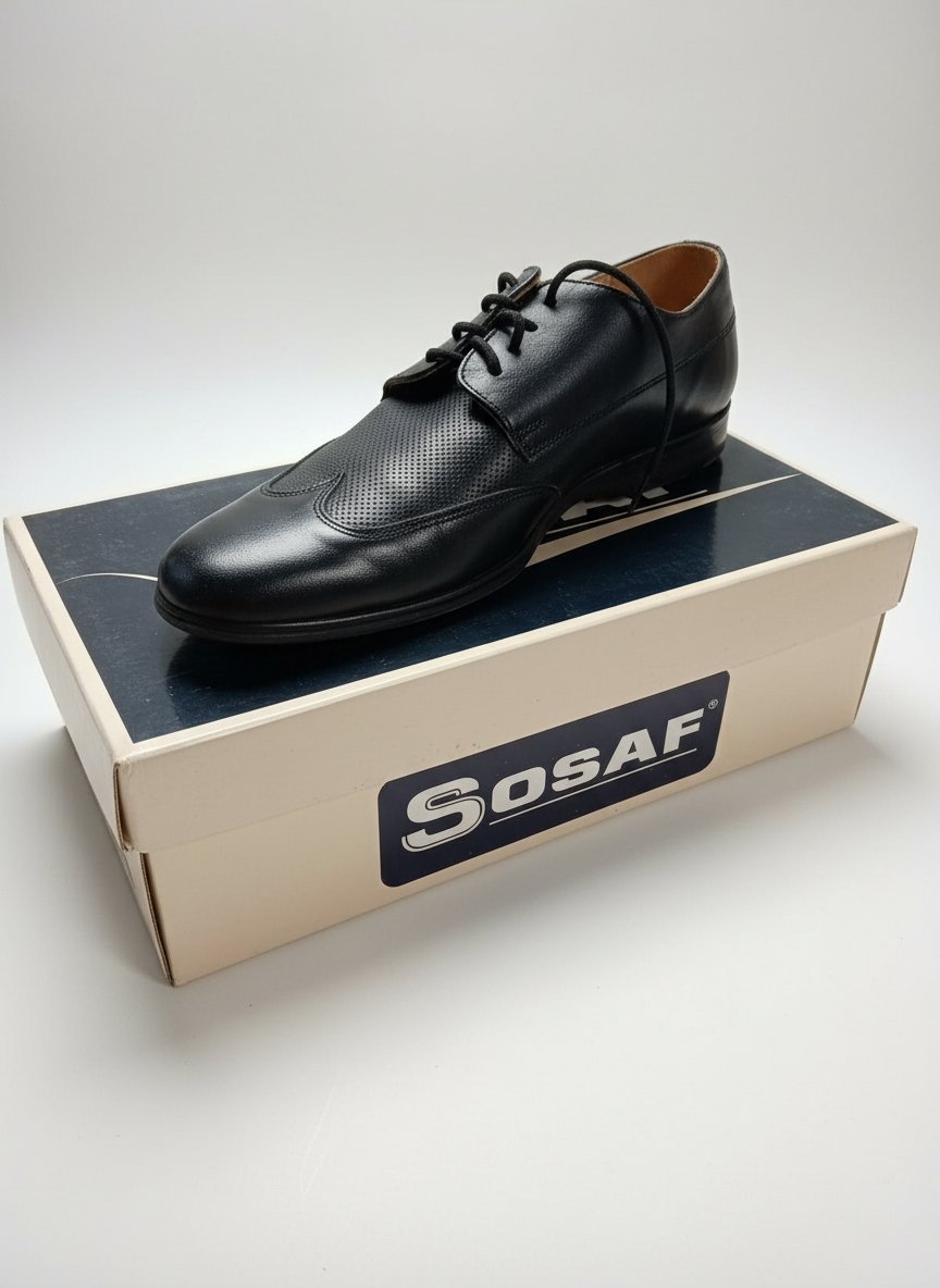 Chaussure pour homme en cuir noir, élégante et moderne. Elle s’adapte parfaitement à toutes les sorties