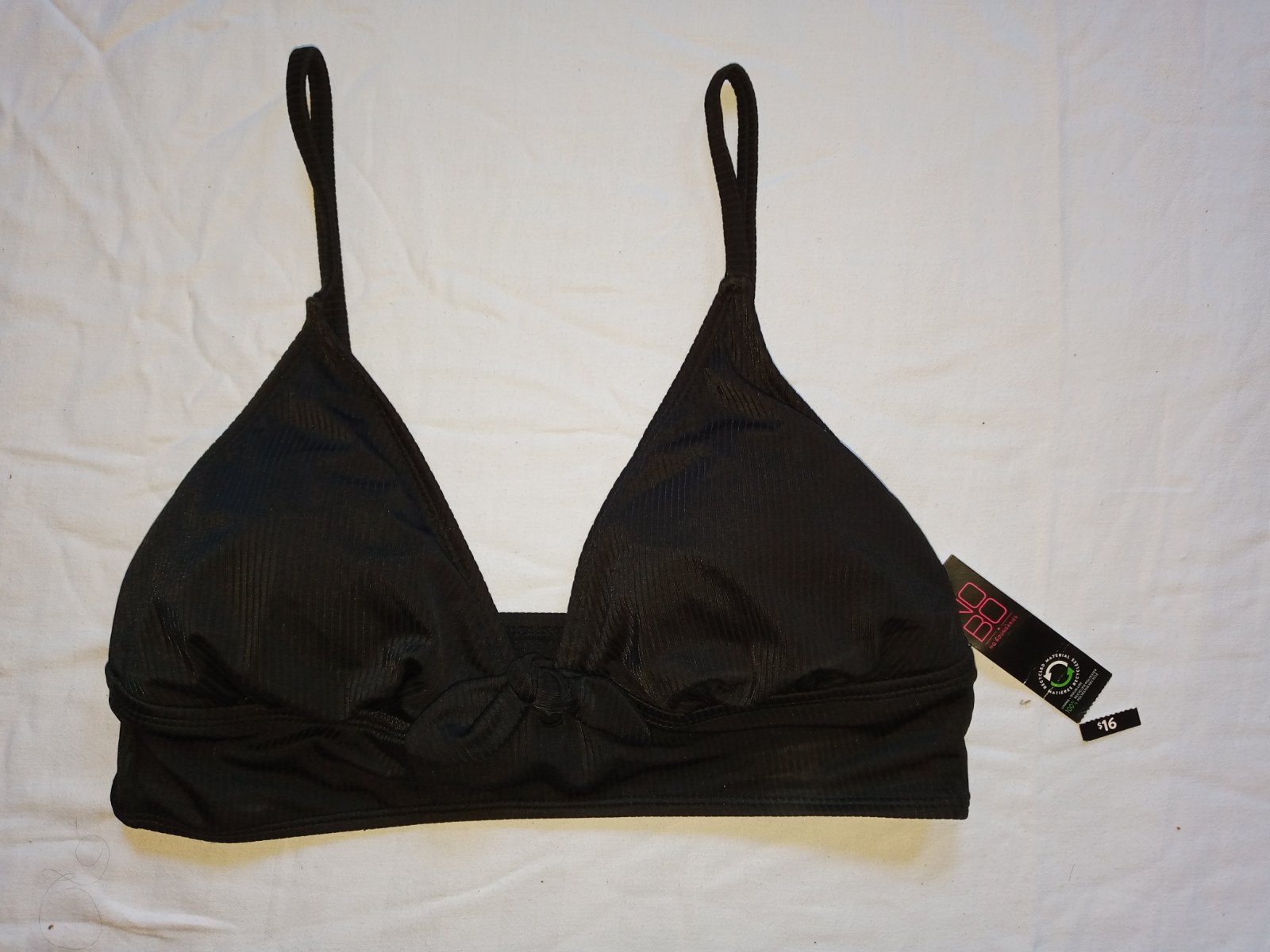 Sublimez votre été avec ce haut de bikini noir No Boundaries, neuf avec son étiquette. 👙