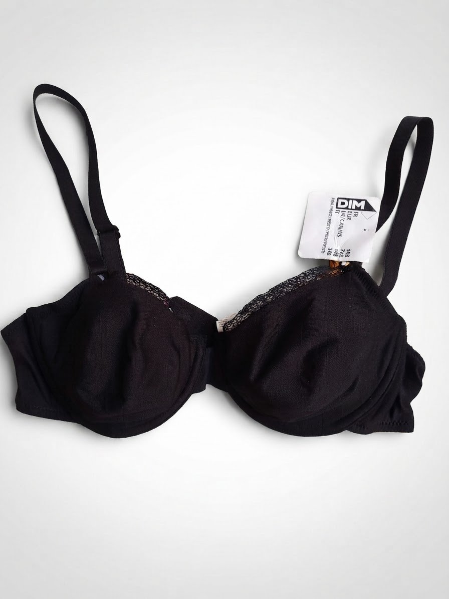 Soutien-gorge noir élégant et raffiné, sublimé par de délicates finitions en dentelle. 🖤