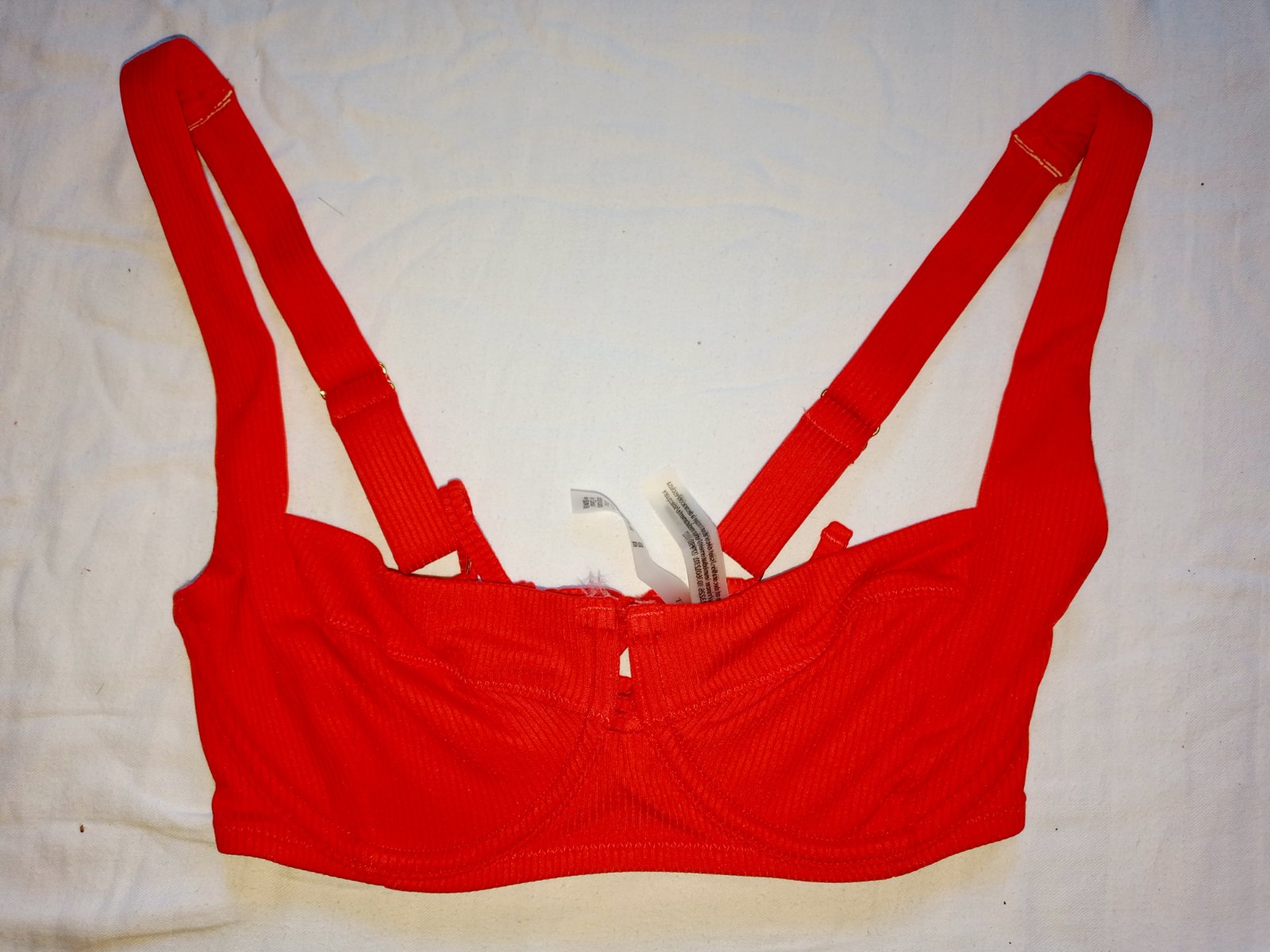 Sublimez votre été avec ce haut de bikini rouge éclatant Victoria's Secret.