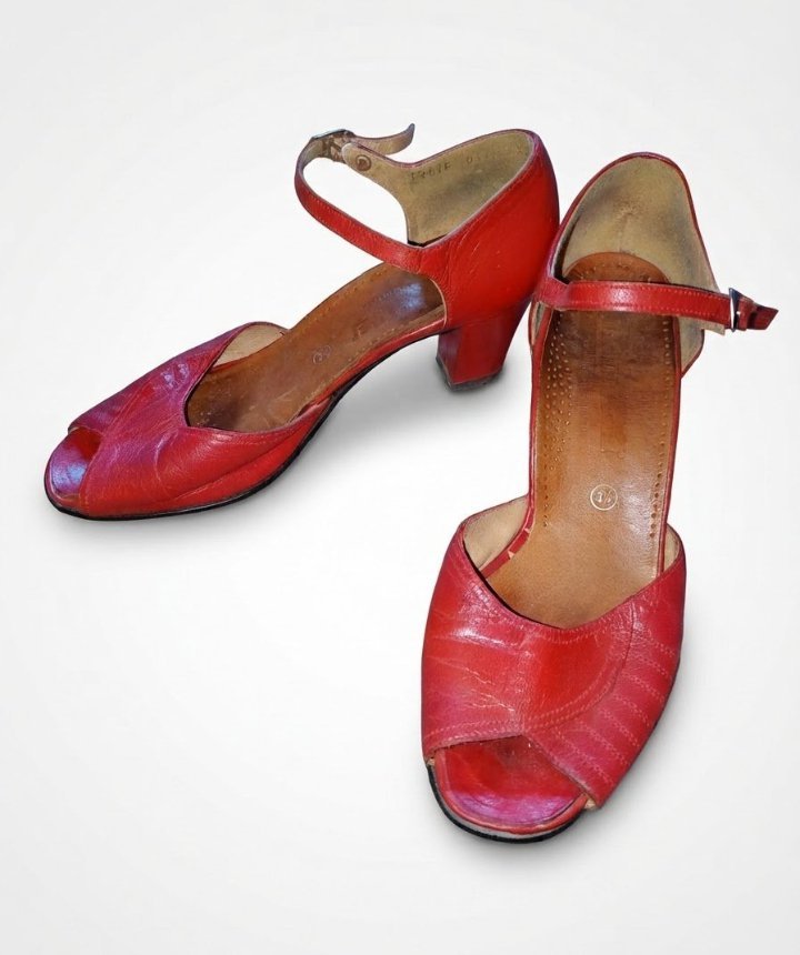 Magnifiques chaussures rouges à talon ❤️ Féminines et raffinées, en matière aspect cuir.