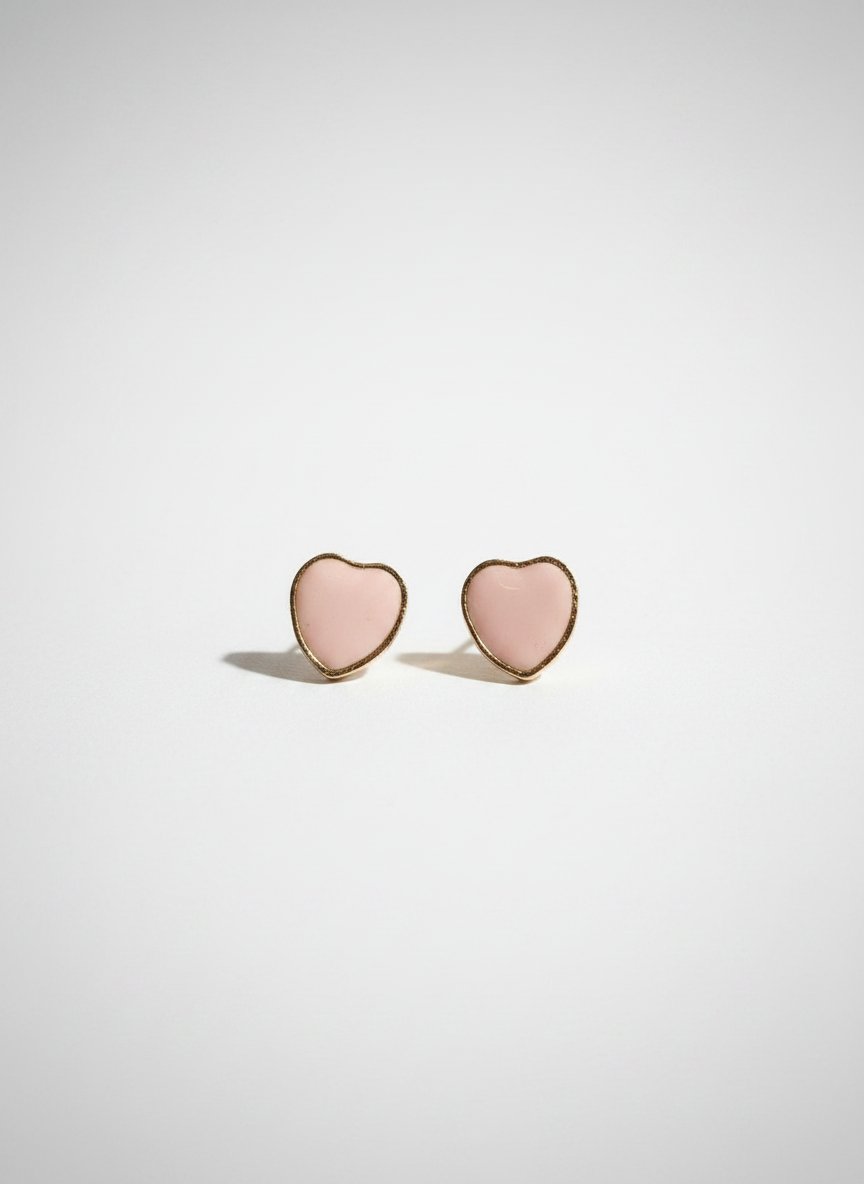 Boucles d’oreilles en forme de cœur rose, délicatement entourées d’une finition dorée brillante😍