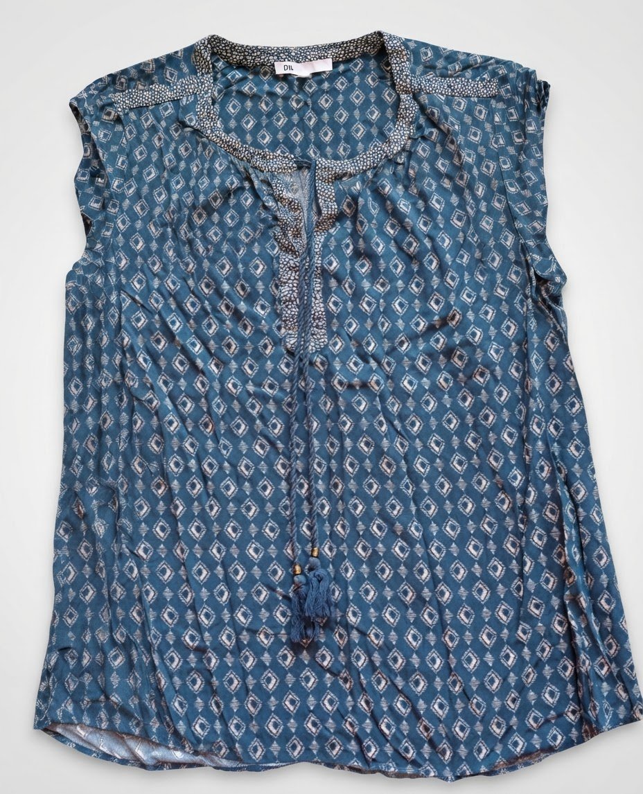 Un vent de légèreté et d'élégance. Découvrez cette magnifique blouse fluide au motif géométrique raffiné, sublimée par un col à nouer délicat. Parfaite pour un look chic et décontracté au quotidien !"