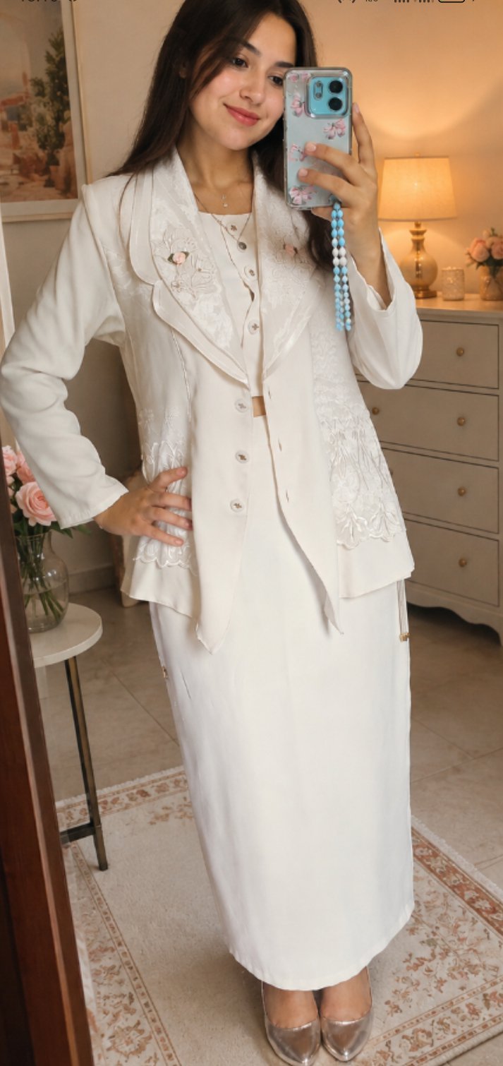 Ensemble femme élégant couleur crème, parfait pour les grandes occasions.